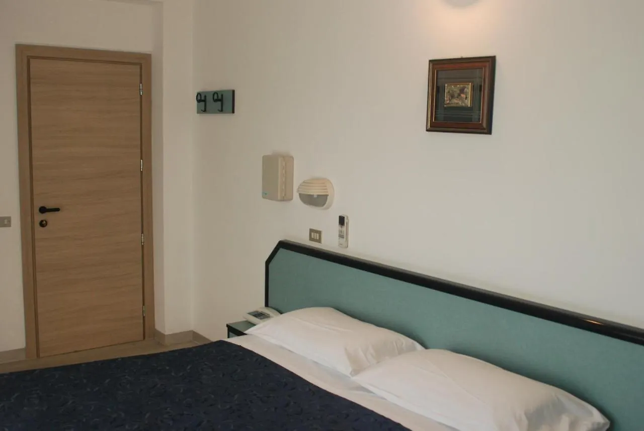 Hotel Caravelle Riccione 2*,  Itália
