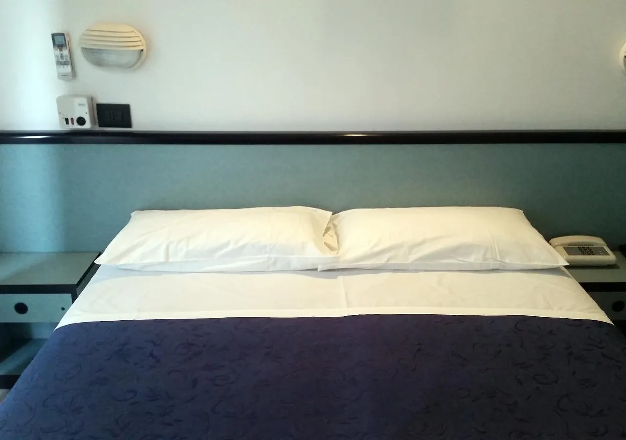 Hotel Caravelle Riccione 2*,  Itália